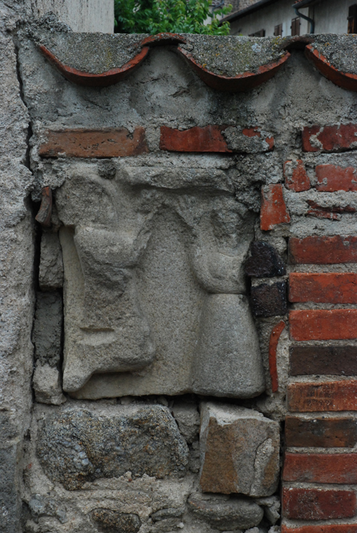 Bas-relief : personnages priant
