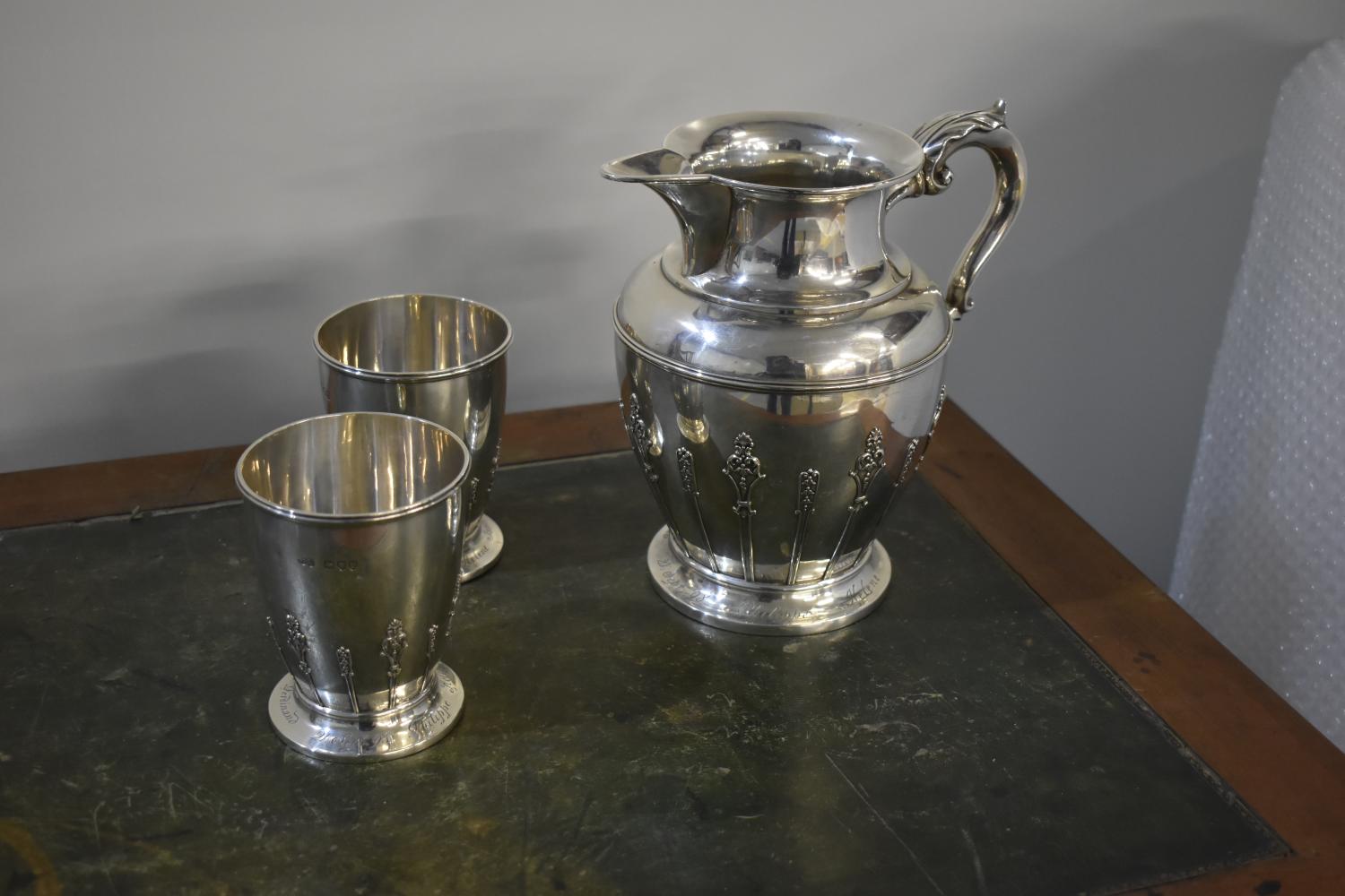 Ensemble d'orfèvrerie en argent composé d'un broc et de deux gobelets