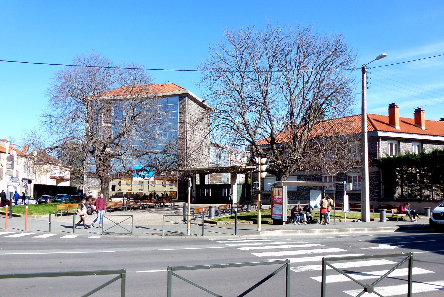 Caserne dite caserne d'Anterroche, puis centre d'apprentissage féminin et collège classique et moderne de jeunes filles, puis collège d'enseignement technique, actuellement lycée général et technologique Claude et Pierre Virlogeux