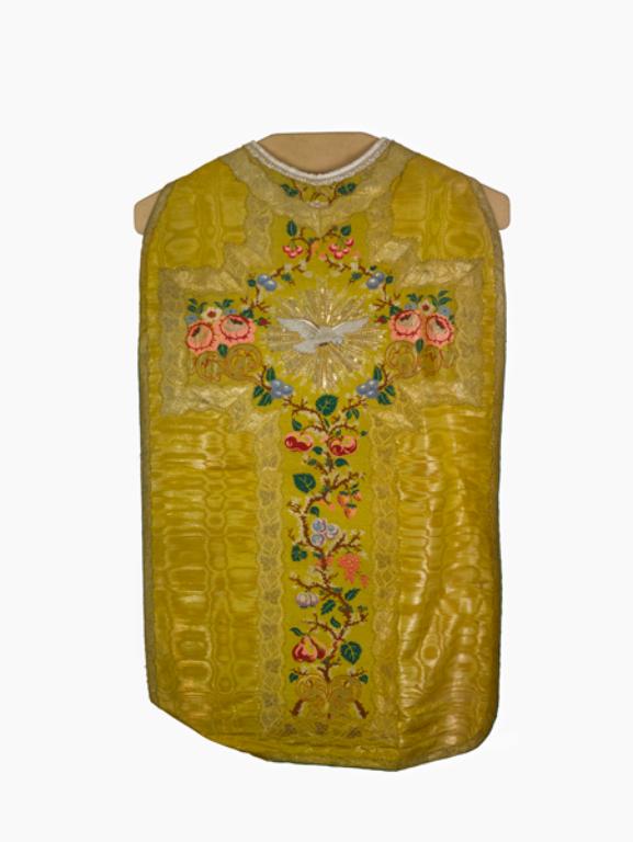 chasuble, étole, manipule, voile de calice : ornement doré