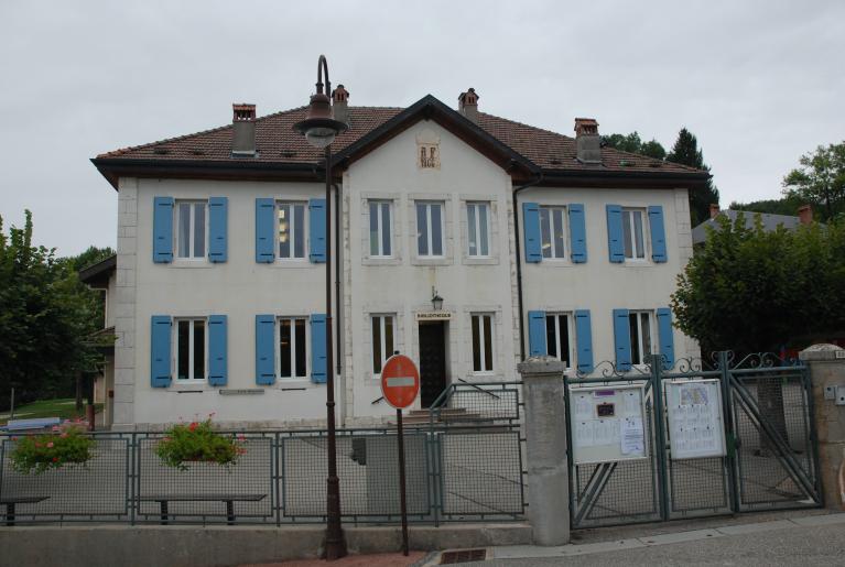 Mairie-école, actuellement écoles primaire et maternelle - bibliothèque