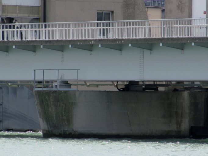 Barrage de retenue de Pierre-Bénite, centrale hydroélectrique, pont de service