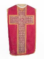 chasuble, étole, manipule, voile de calice, bourse de corporal (non étudiée) : ornement rouge