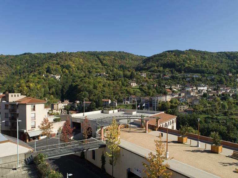 La place Antonin-Chastel depuis l'ouest.