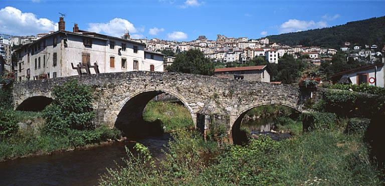 La ville haute depuis le quartier du Moutier et les rives de la Durolle. Au premier-plan, le pont du Navire.