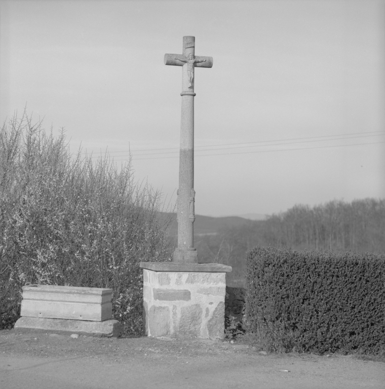 Croix de cimetière, actuellement croix monumentale