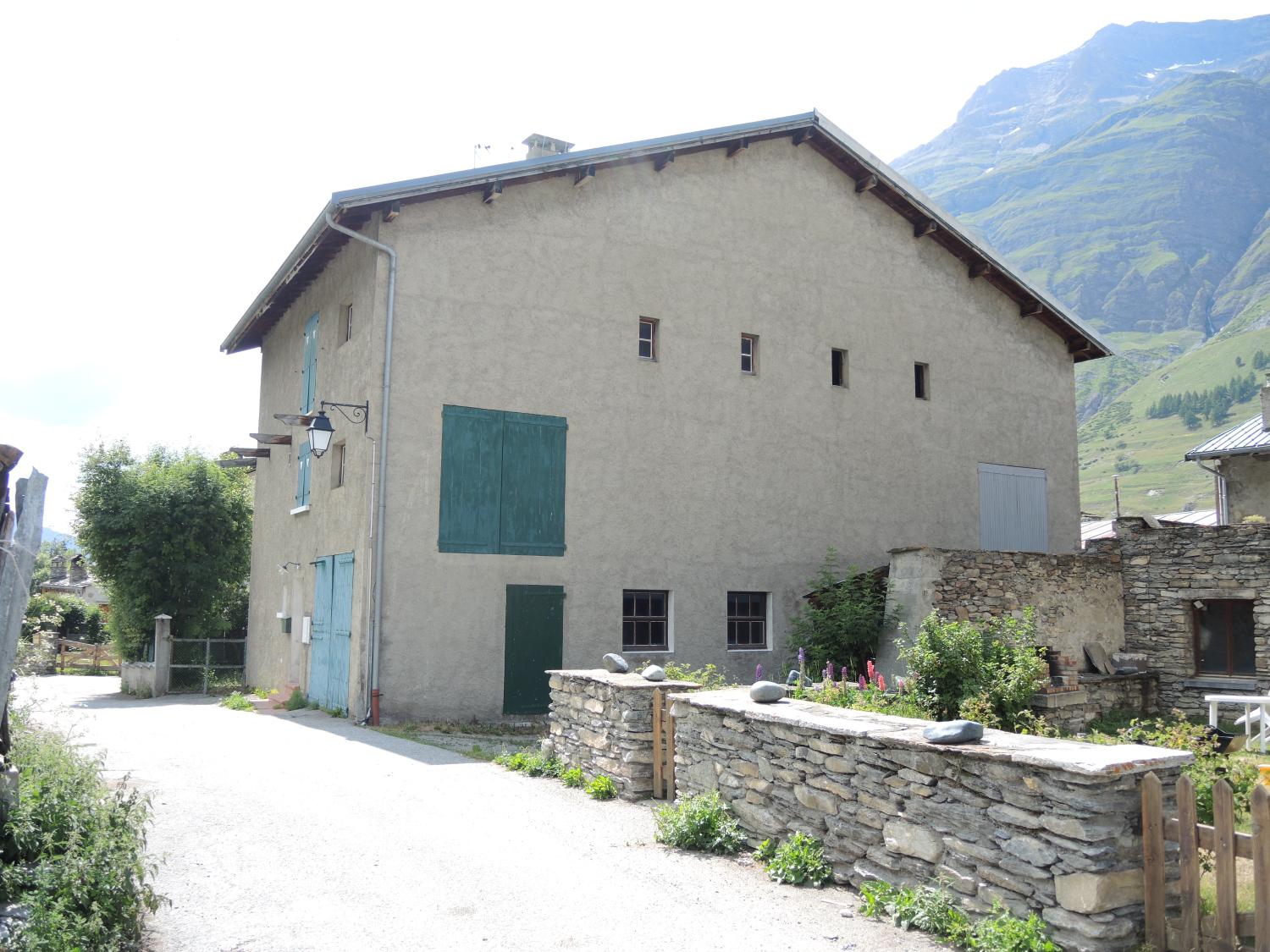 Ensemble de maisons de la reconstruction à Bessans