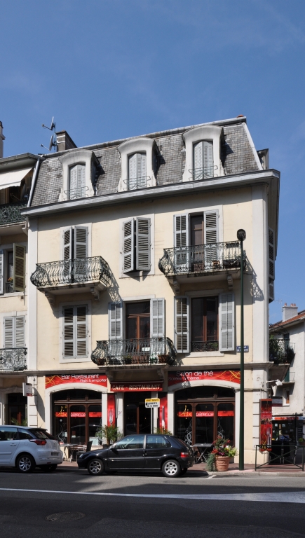 Hôtel de voyageurs, Hôtel du Mont-Blanc, puis Hôtel Lartisien et du Mont-Blanc, puis Grand hôtel du Mont-Blanc et hôtel suisse, actuellement immeuble, dit résidence Le Mont-Blanc