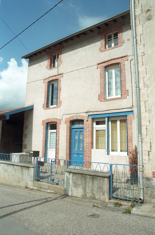 Les maisons, magasins de commerce et immeubles de la commune de Sail-sous-Couzan