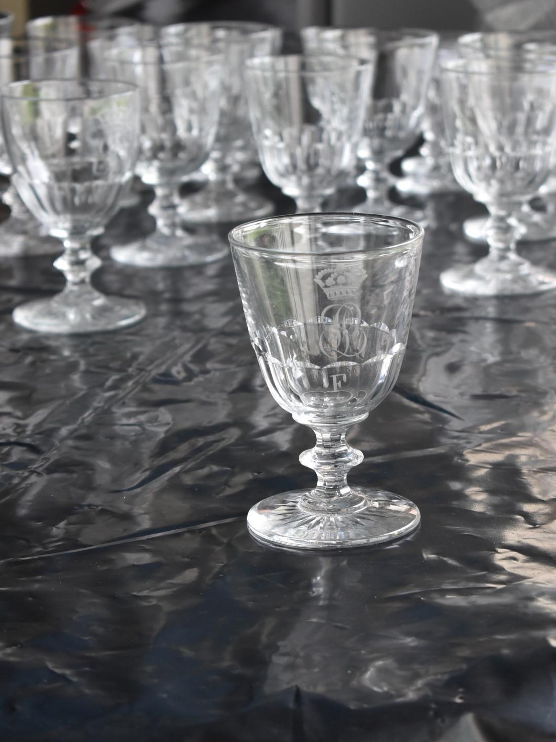Ensemble de 30 verres de quatre types, gravés au chiffre de Louis Philippe : lot de 13 verres à eau de type n°3