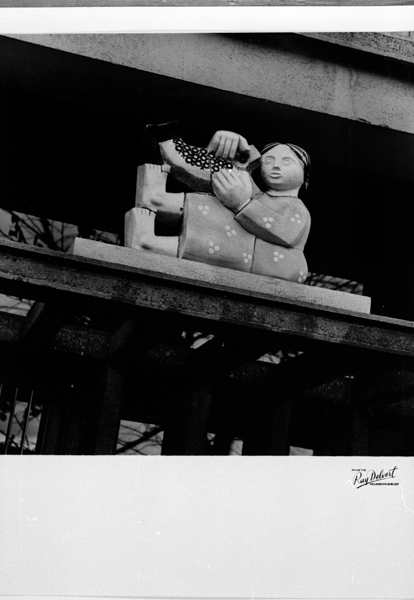 Entrée d'immeuble, sculpture