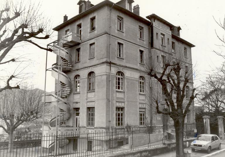 Ecole secondaire, dite Ecole supérieure de garçons Bernascon, puis lycée, dit Lycée Bernascon, actuellement siège d'association, dit Maison des Associations