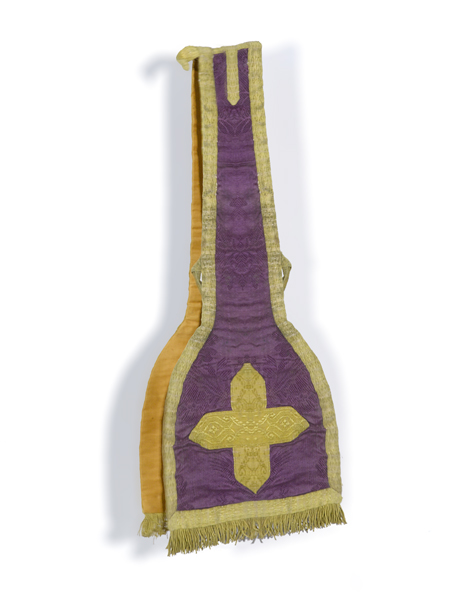 ornement violet : chasuble, étole, manipule, voile de calice