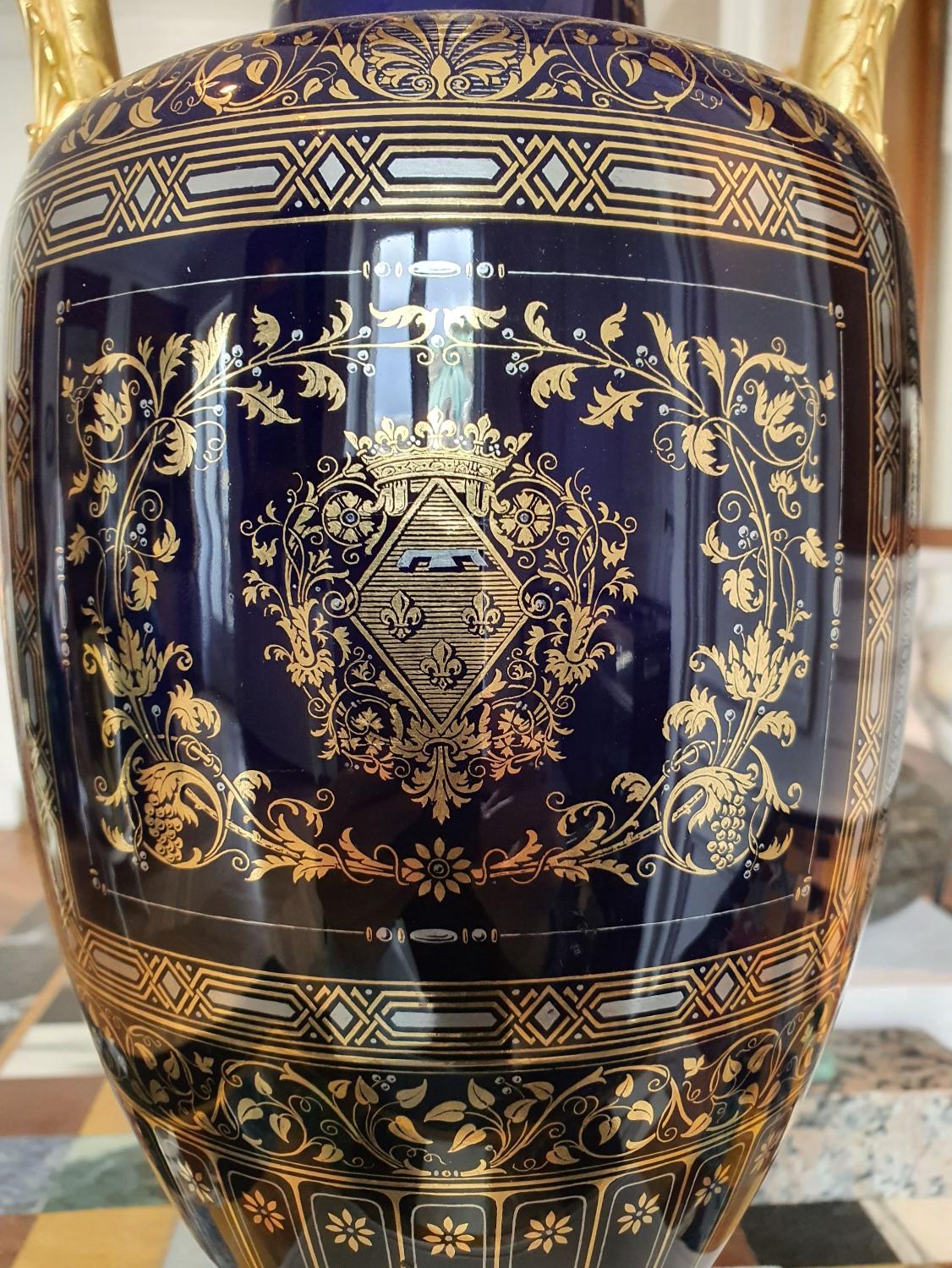 Vase de Sèvres, avec une vue du château de Maulmont