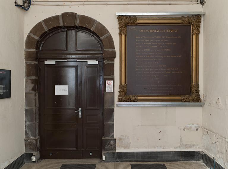 Hôtel-Dieu de Clermont-Ferrand : le tableau historique des anciens hôpitaux de Clermont et les tableaux des bienfaiteurs des hospices