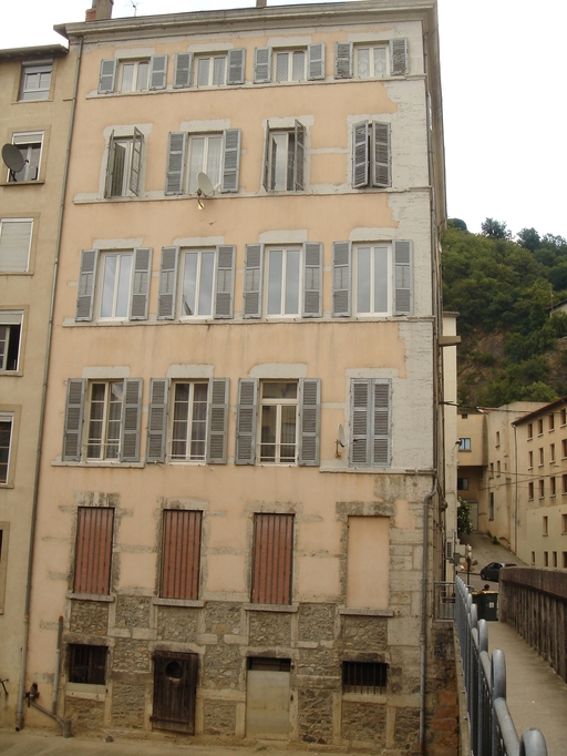 Immeuble d'habitation et commerce en rez-de-chaussée