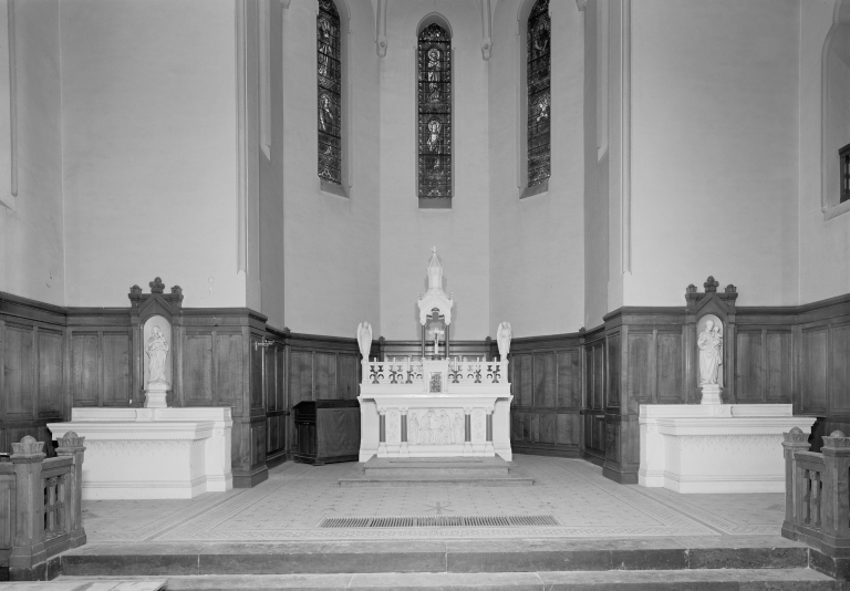 ensemble du choeur (verrières (5), autel, tabernacle, dais, statues (2))