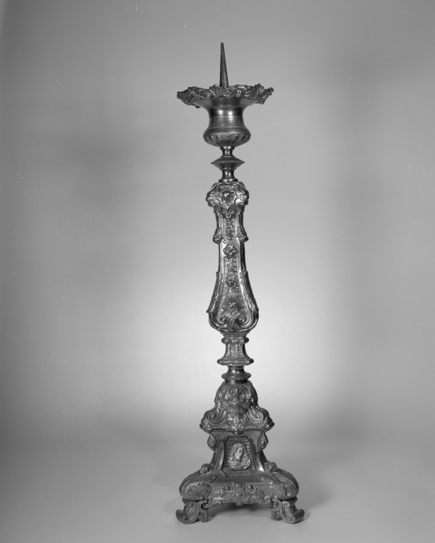 Ensemble de 12 chandeliers d'autel et d'une croix d'autel : garniture d'autel