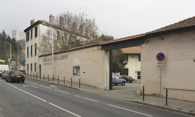 Ancien moulin puis usine de mise en bouteilles dite Charvet vins en gros puis Coquet et Monet eaux et limonade puis J.B. Beaumann et Cie fabrique de limonade et bière actuellement salle des ventes du 9eme arrondissement de Lyon