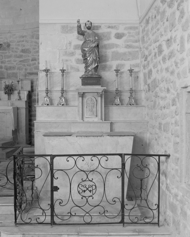 Autel secondaire de Saint-Pierre, tabernacle, 2 gradins d'autel, degré d'autel