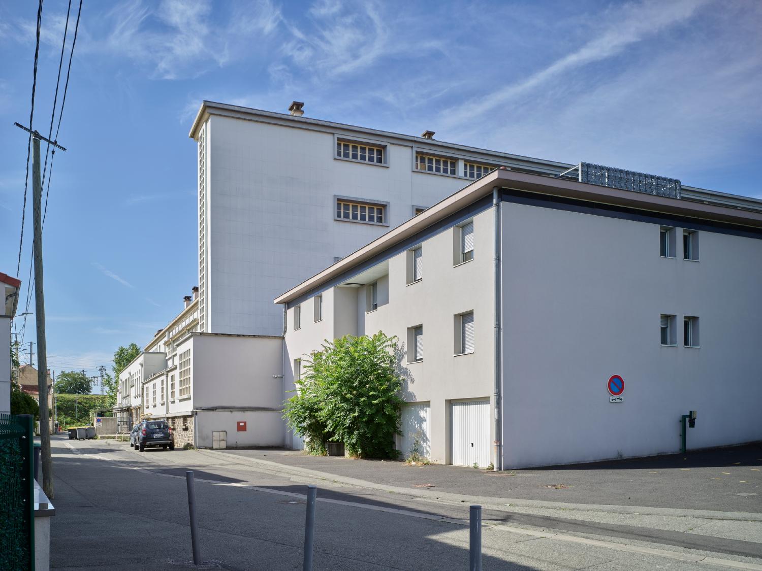 Centre d'apprentissage féminin de Montferrand, puis CET (collège d'enseignement technique) de jeunes filles, actuellement lycée professionnel de Montferrand dit lycée professionnel Marie-Curie