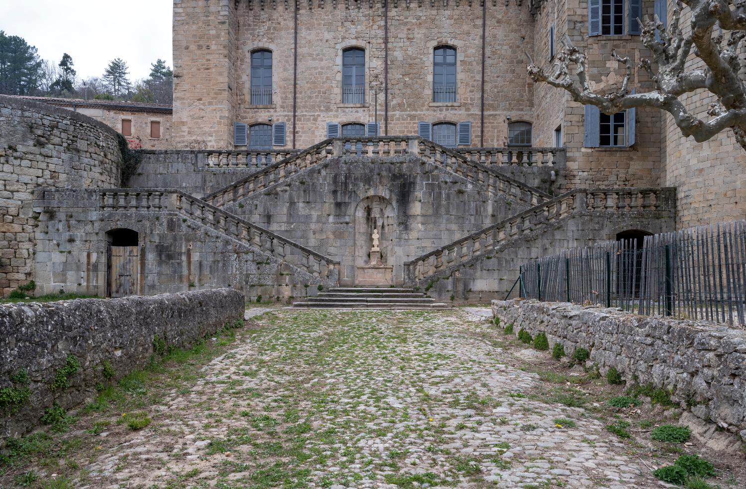 Château, puis palais de justice et prison, puis hôpital, actuellement château de Largentière