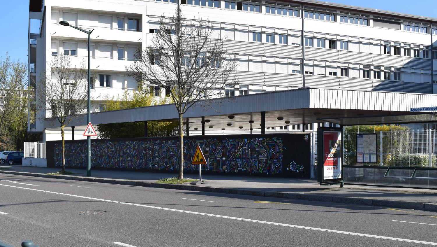 Couvent du Saint-Sépulcre, puis manufacture de coton Duport, puis caserne Balleydier, puis école primaire supérieure de jeunes filles, puis lycée moderne et technique de jeunes filles, actuellement Lycée Gabriel Fauré