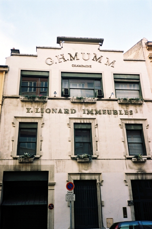 Usine de teinturerie Delay et Perrin puis société Pillot bourres de soies et déchets puis Bayard relieurs actuellement établissement de vins spéciaux G.H. Mumm champagne et Y. Lionard immeubles