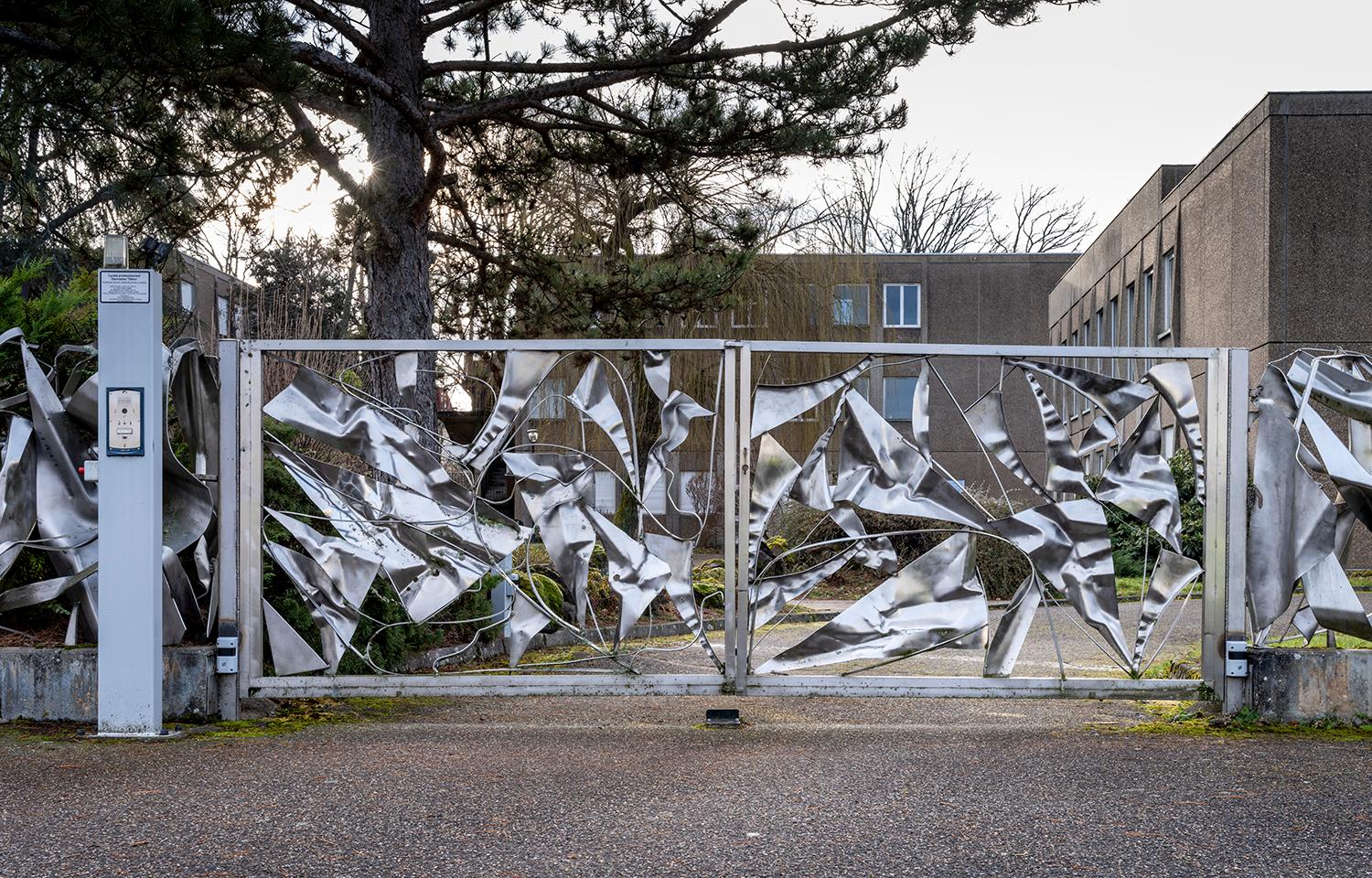 Sculpture : Mur claustra, porte et portillons