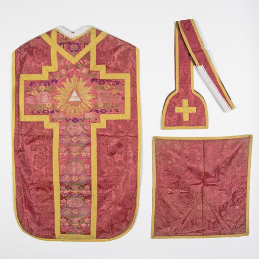 Ornement rose : chasuble, étole, manipule, voile de calice, bourse de corporal