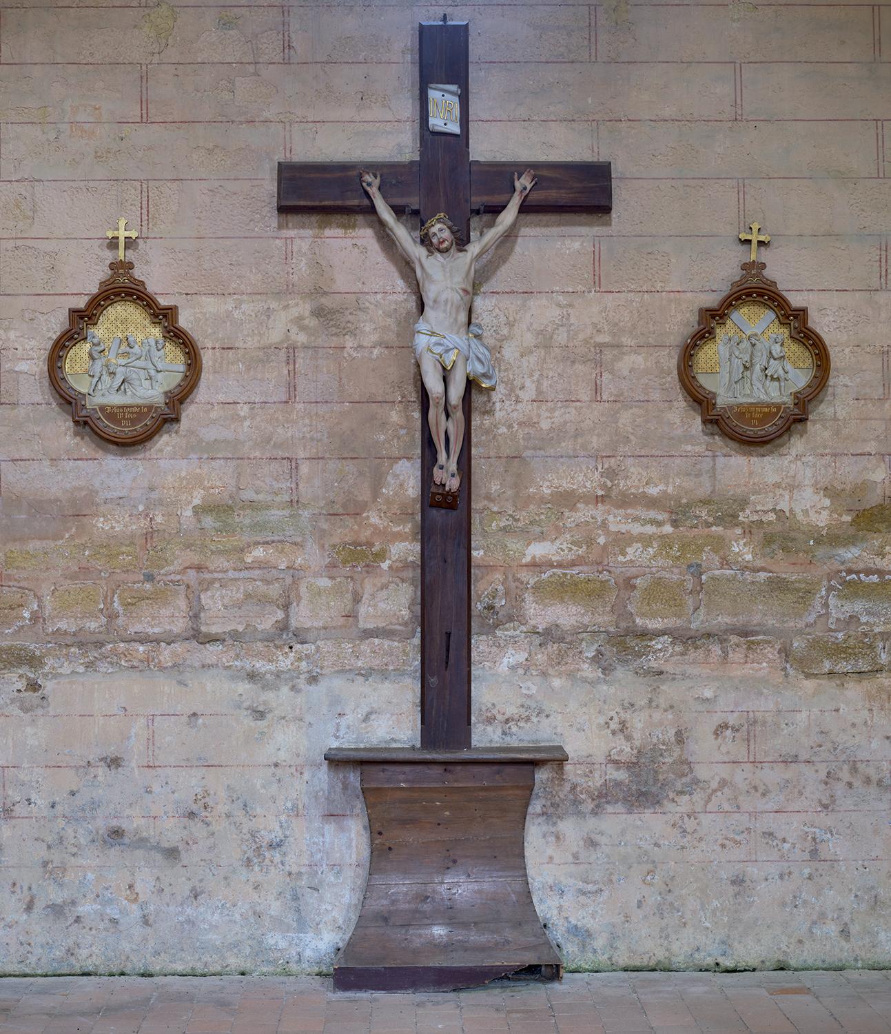 Christ en croix ; deux stations du chemin de croix