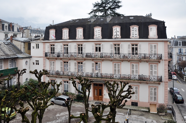 Hôtel de voyageurs, dite Annexe sud, puis Maison Neuve, puis hôtel la Résidence, puis immeuble la Résidence, actuellement Résidence des Fleurs