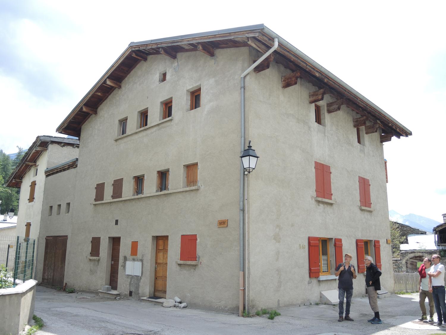 Ensemble de maisons de la reconstruction à Bessans