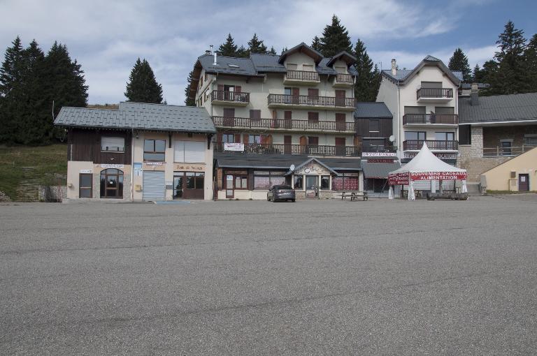 Ensemble de 3 immeubles et un établissement administratif, dit centre administratif du SIVOM du Revard, actuellement office de tourisme