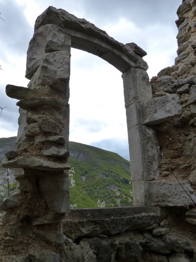 Fenêtre en pierre de taille calcaire, ferme au hameau du Génisseau.