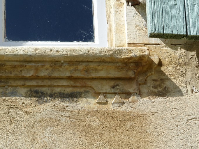 Bâtiment principal. Elévation sud, deuxième niveau. Fenêtre centrale, détail de l'appui.