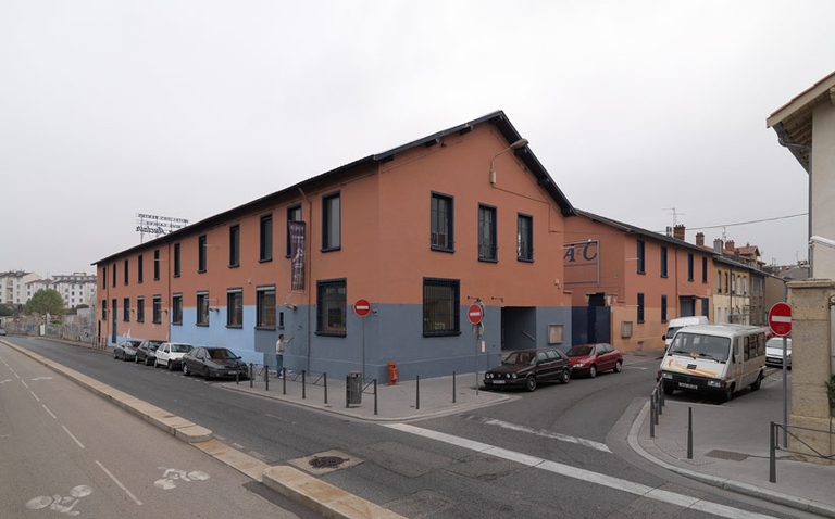 Manufacture Lyonnaise de couronnes et articles funéraires puis manufleur Perle SA, art funéraire actuellement salle des ventes du 7eme arrondissement
