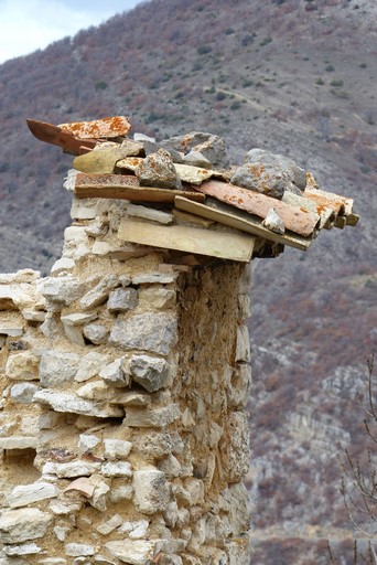 Avant-toit constitué de deux rangs de génoise, maison au village.