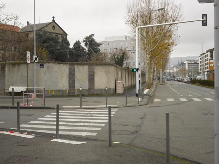 Avenue de la République, de l'est vers l'ouest : au fond, les tours de la cathédrale, à gauche, mur de clôture de l'enclos du noviciat.