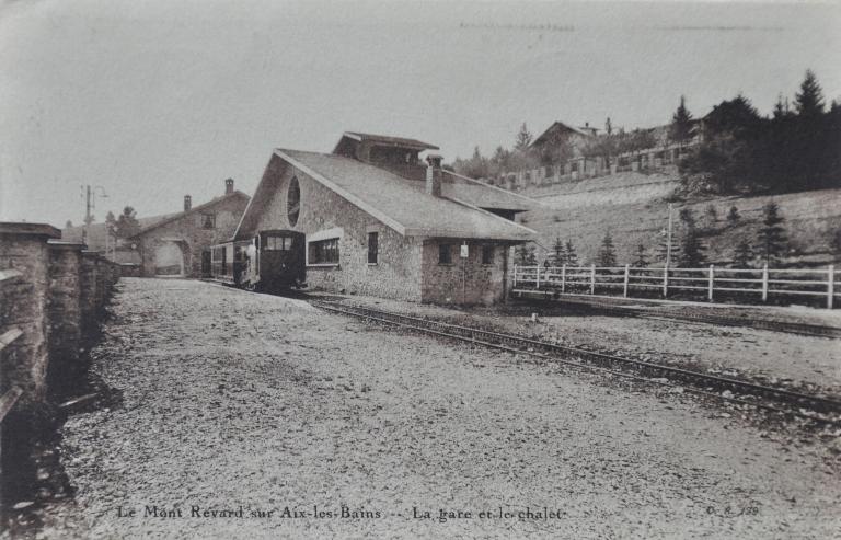 Gare d'arrivée du chemin de fer à crémaillère du Revard, puis supérette La Crémaillère, actuellement colonie de vacances de la ville de Pantin dit Centre La Crémaillère