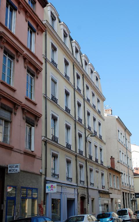 Ensemble de deux immeubles, sur rue et sur cour