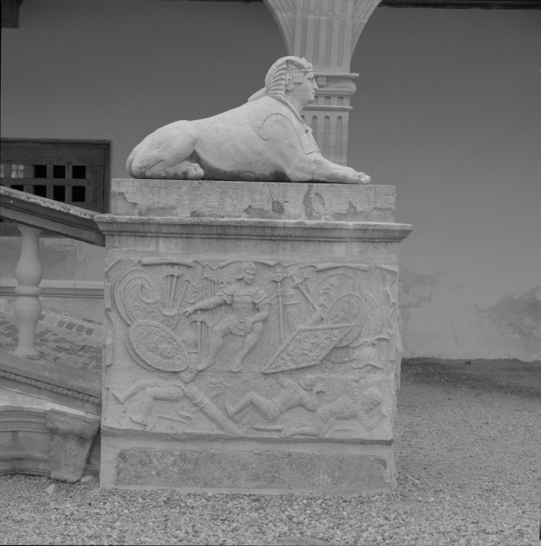 Statue du sphinx de la rampe du corps de galerie