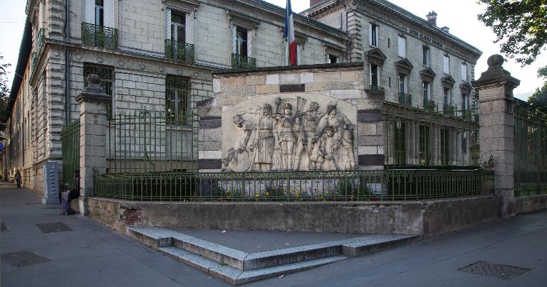 Monument aux morts (haut-relief) : Monument aux morts du lycée Claude-Fauriel