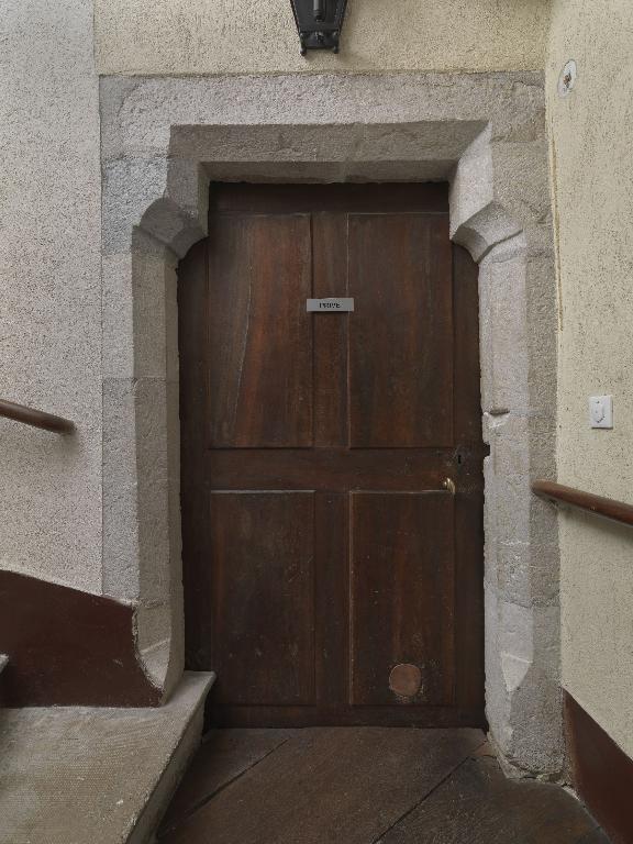 Maison forte (?), puis château dit de Montfalcon du Cengle, actuellement hôtel de voyageurs (Relais château)