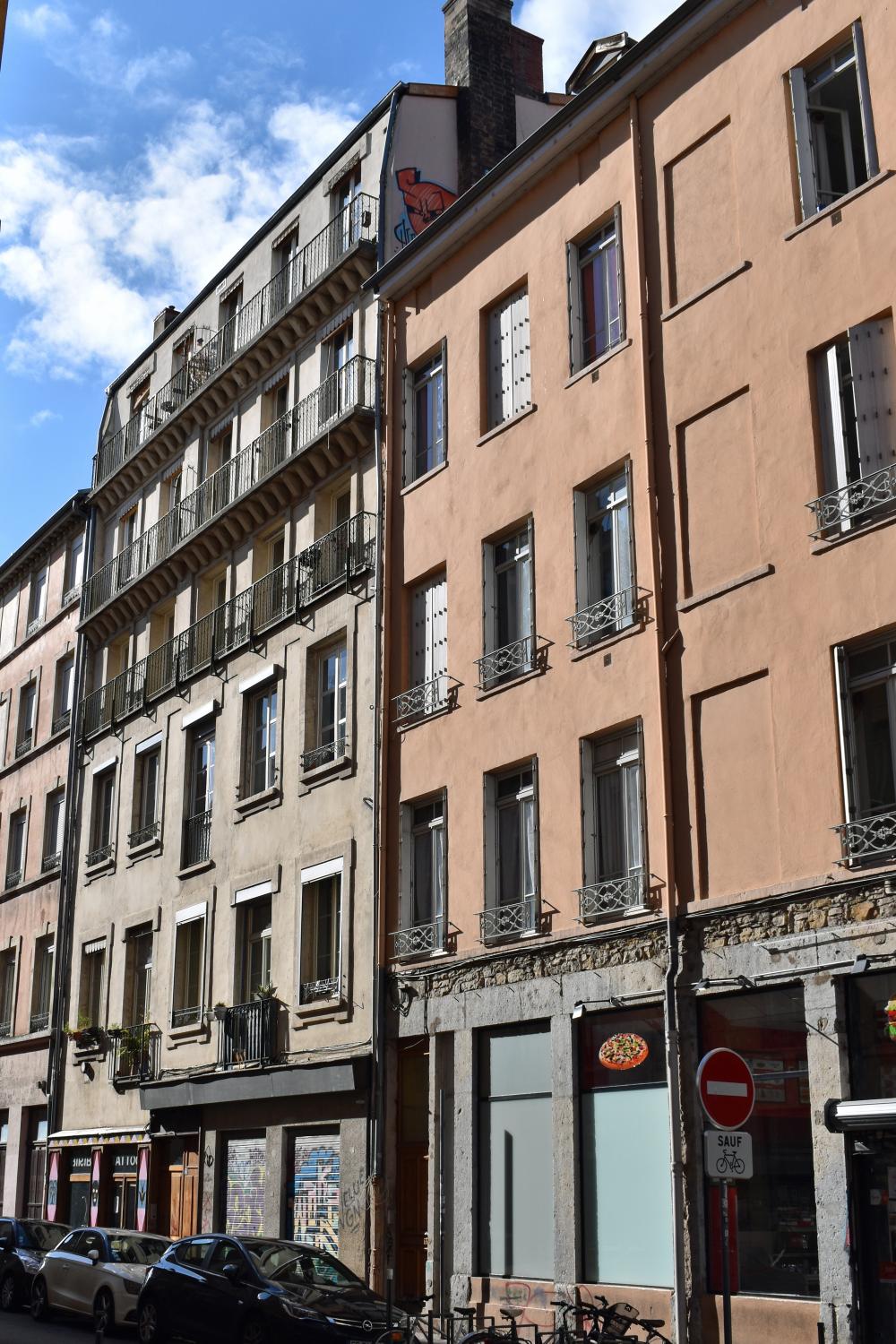 Ensemble de deux immeubles, sur rue et sur cour