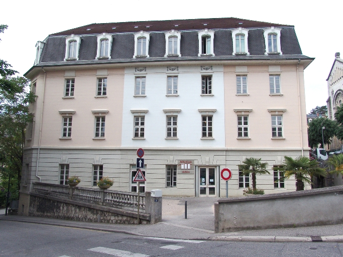 École des frères de la doctrine chrétienne, puis école maternelle et tribunal, puis école supérieure de jeunes filles, actuellement bibliothèque