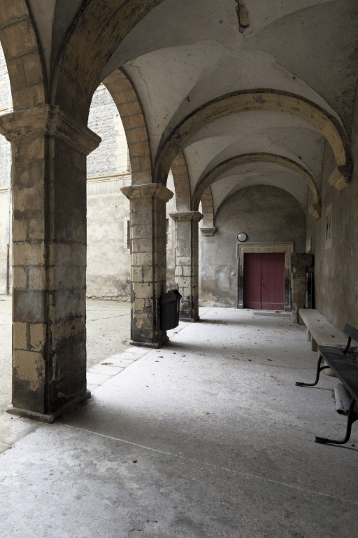 Collège de Tournon, puis école royale militaire, école centrale, collège communal, collège royal, lycée impérial, lycée de garçons, actuellement lycée Gabriel-Faure
