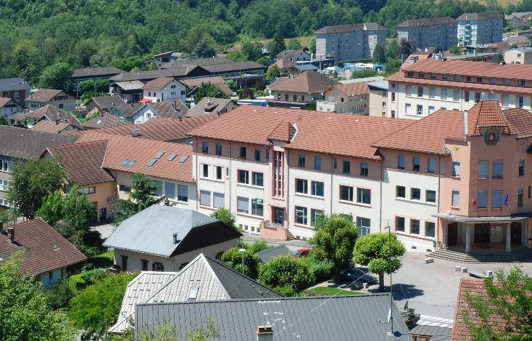 Groupe scolaire de Montroux, puis Cité technique, actuellement lycée d'enseignement général, technologique et professionnel René-Perrin