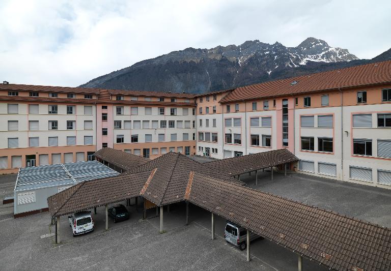 Groupe scolaire de Montroux, puis Cité technique, actuellement lycée d'enseignement général, technologique et professionnel René-Perrin