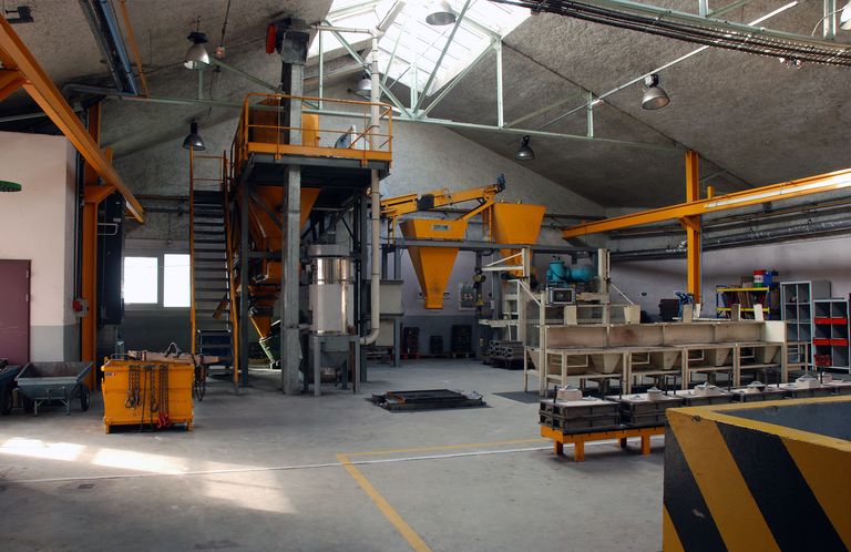 Quatre machines à fondre : deux fours à aluminium, un four de fonte, et un four de cire perdue ; quatre machines à modifier la malléabilité : une sablerie pour sable noir et trois malaxeurs de sable ; une machine à modeler : noyauteuse